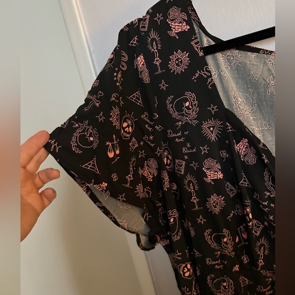 Torrid SHIRRED FIT & FLARE DRESS STRETCH CHALLIS TATTOO BLACK SIZE 4 NWOT - Picture 8 of 12